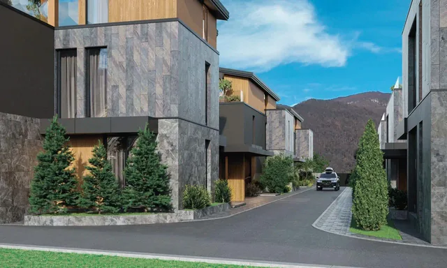 N’ice Village в Эстосадке – улица посёлка с видом на горы